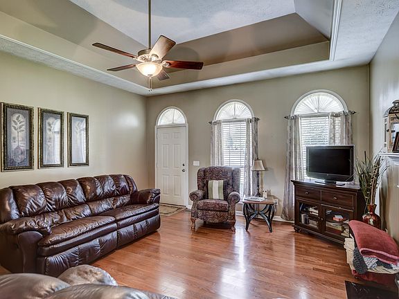 5th image of 440 Dorchester Pl