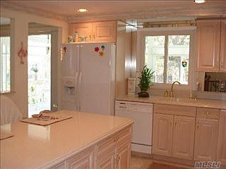 3rd image of 19 Holly Hill Ln