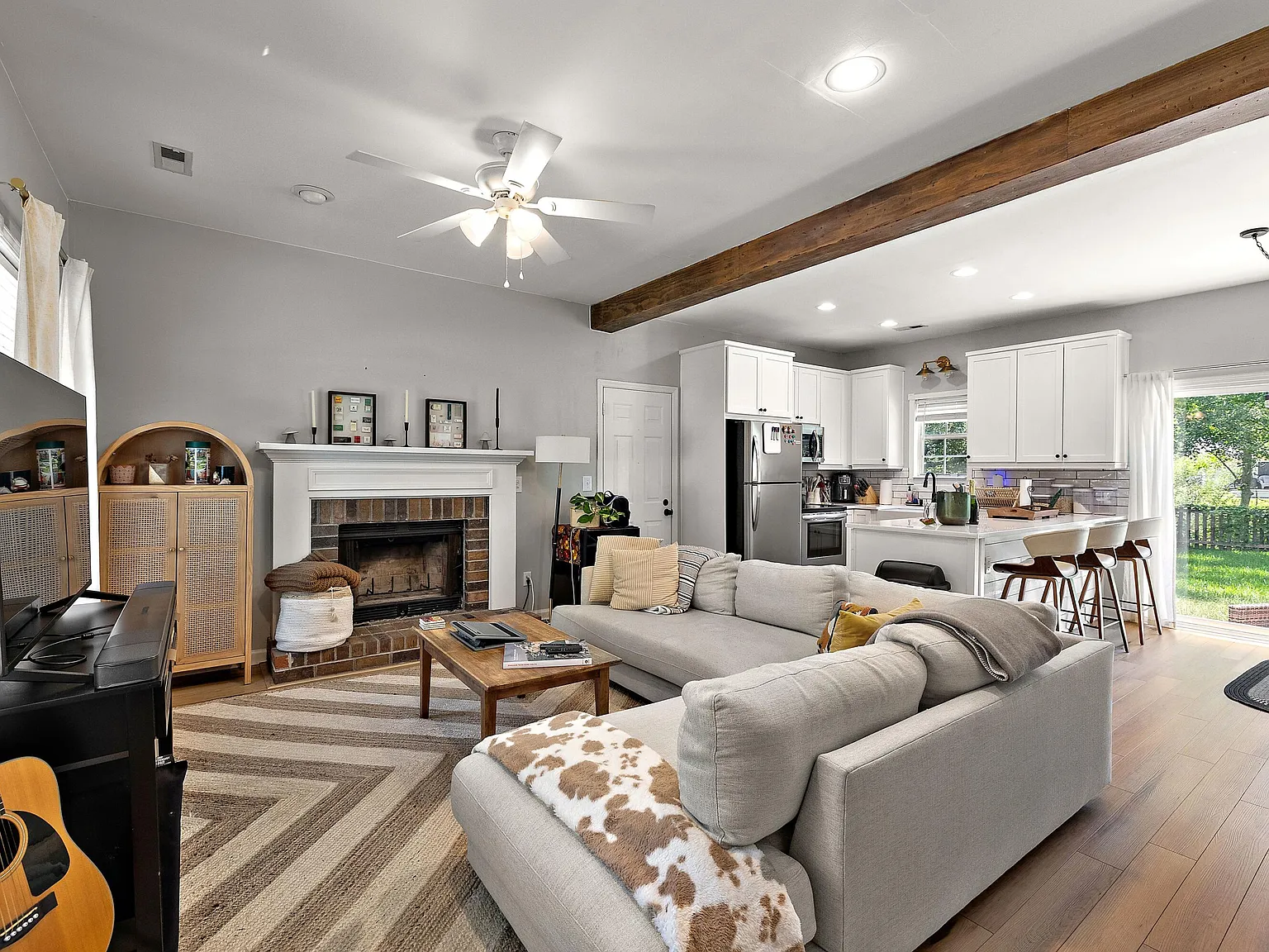 3 bed, 2.0 bath, 1520 sqft, $3,695 — Photo 2
