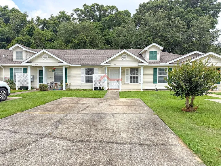 8005 Stonebrook Dr — Photo 1