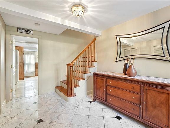 4th image of 110 Country Ln