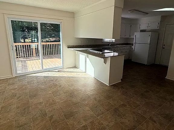 4th image of 100 Lakeview Cir