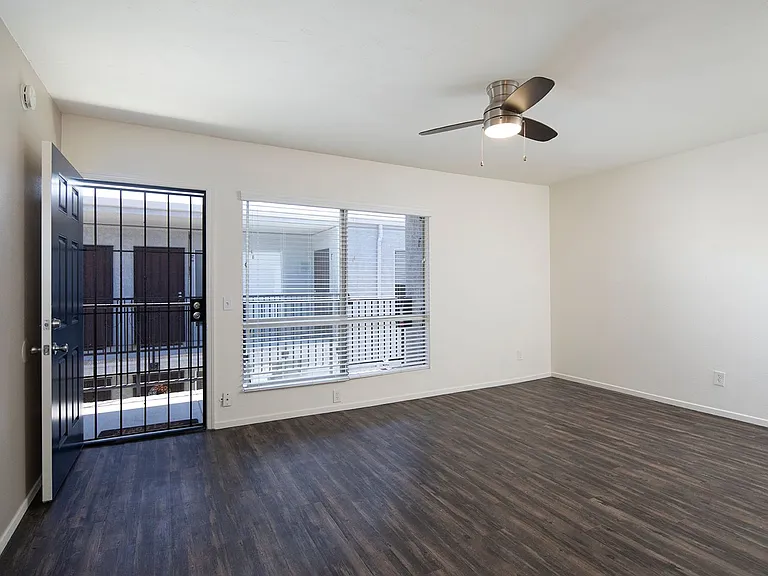 Pier View Apartments — Photo 5