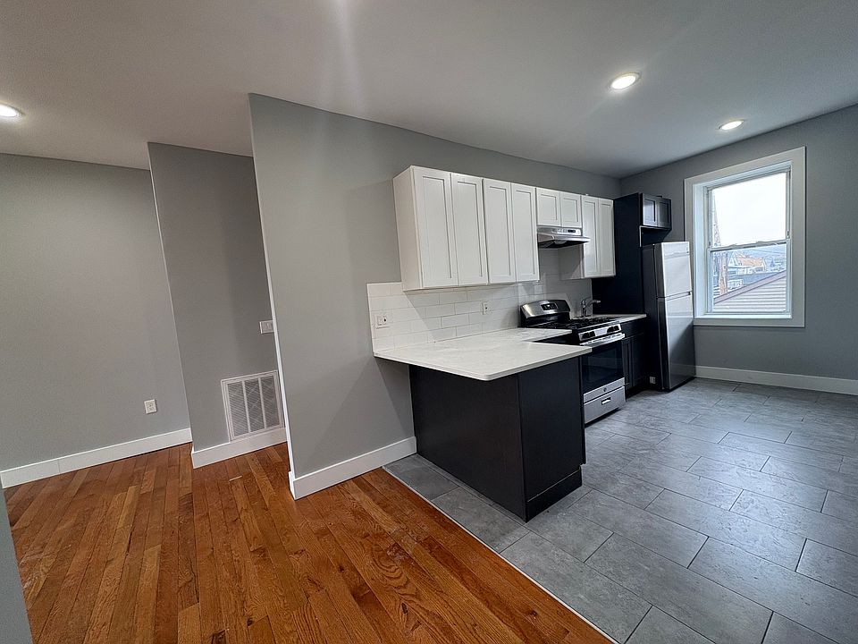 1st image of 155 S Essex Ave Floor 3
