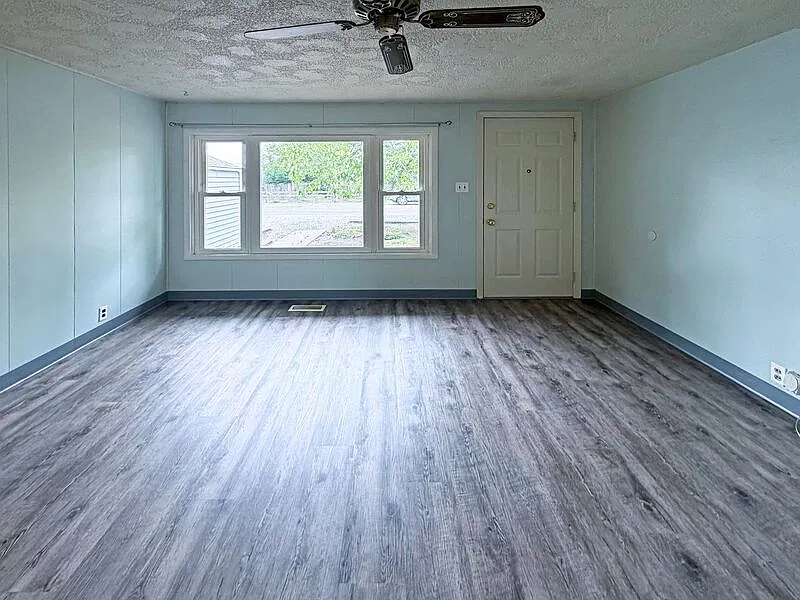 3 bed, 1.0 bath, 1200 sqft, $2,100 — Photo 3