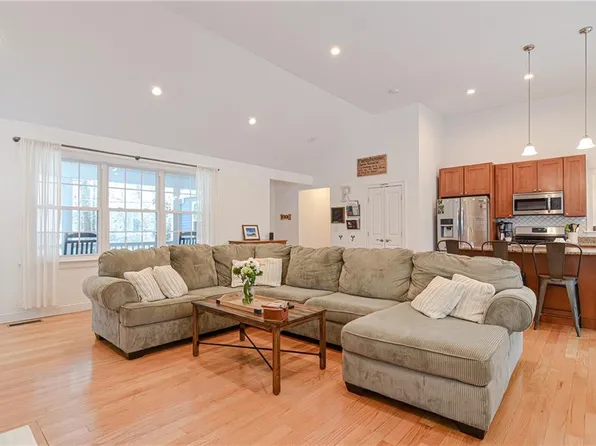 122 Hurst Ln, Tiverton, RI 02878