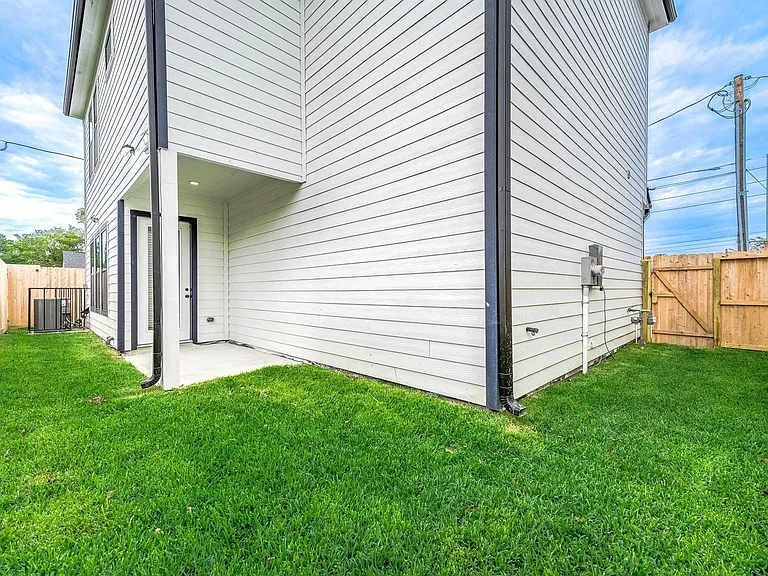 2716 Spence St — Photo 33