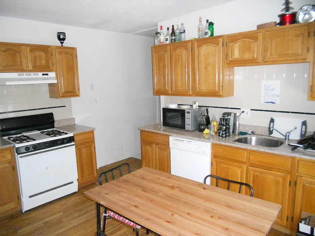 4 bed, 2.0 bath, 1700 sqft, $4,500 — Photo 2