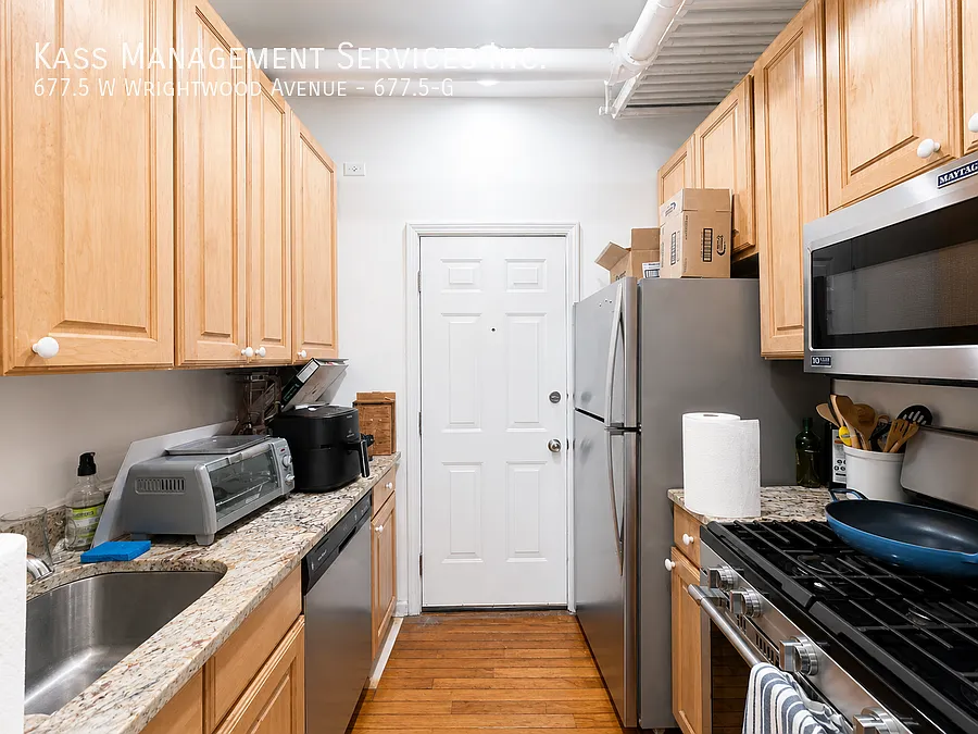 677-685.5 W Wrightwood Avenue — Photo 2