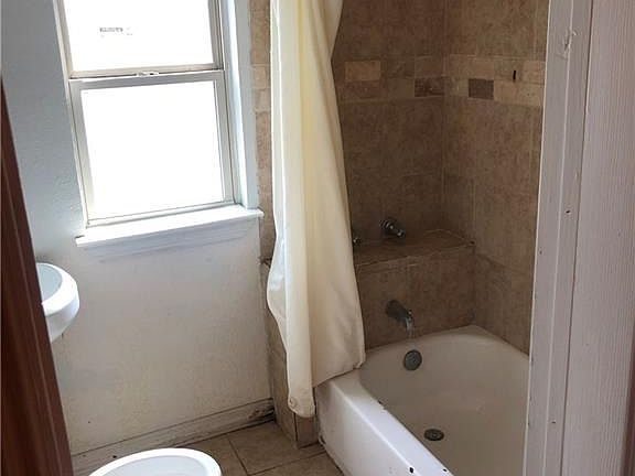 2nd image of 1004 E Davis Ave