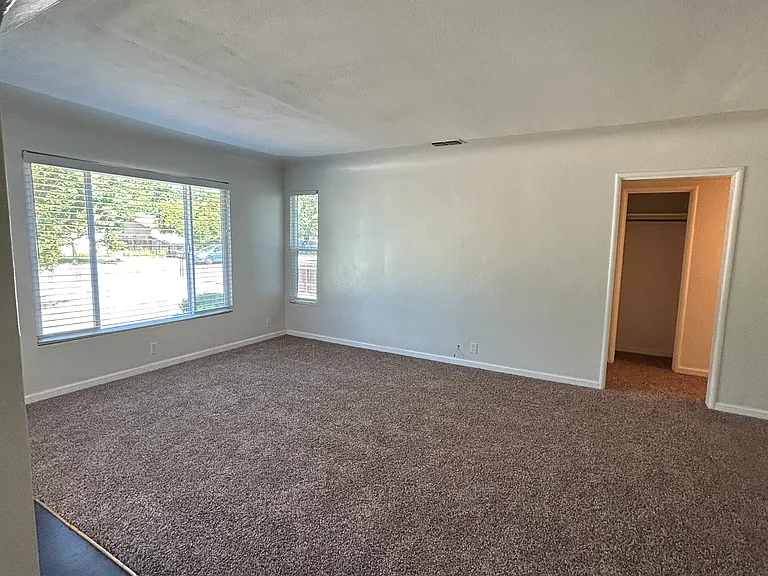 Fairview Ave — Photo 17