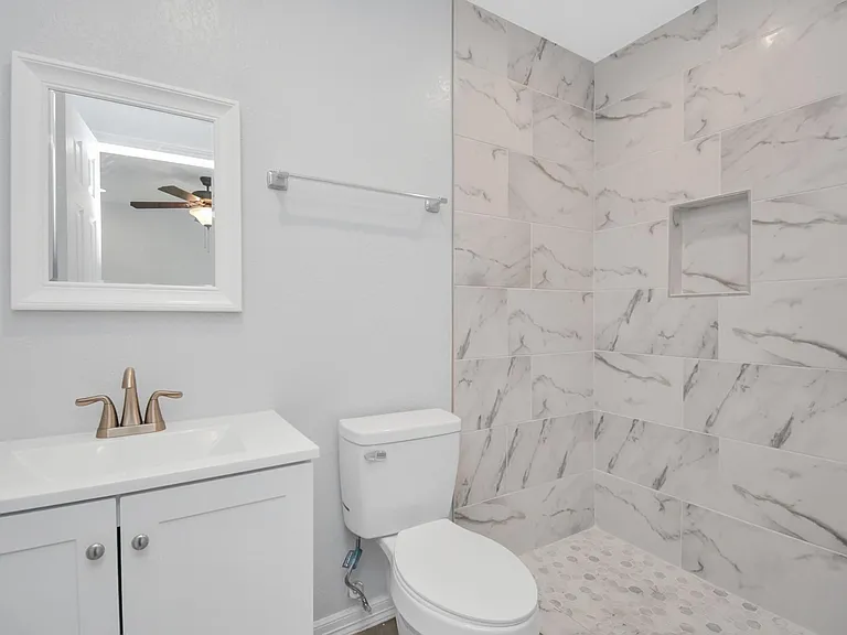 8595 Parkway Dr #B — Photo 15