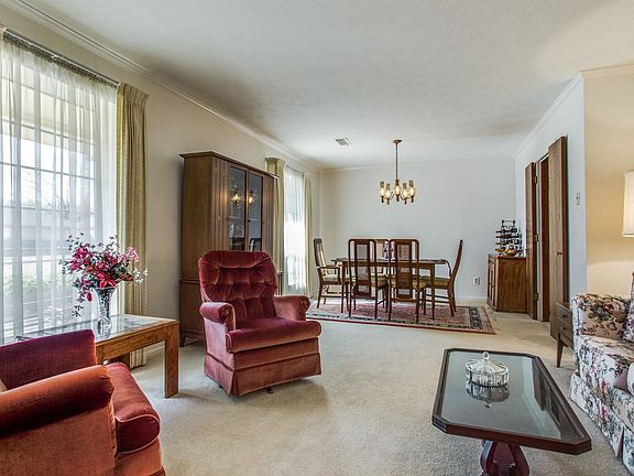 4th image of 653 Parkwood Cir