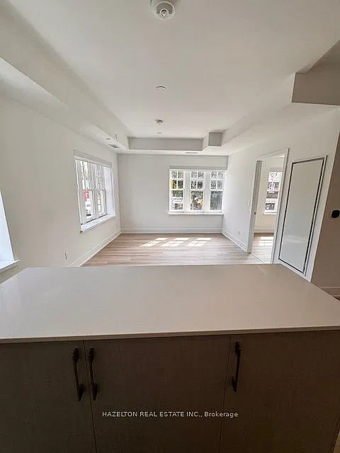 8 Manor Rd W — Photo 4