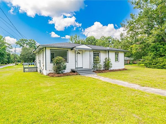 3rd image of 2901 Club House Rd