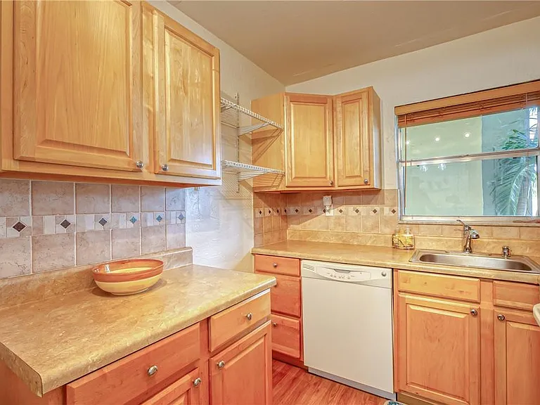2400 NE 10th St #204 — Photo 12