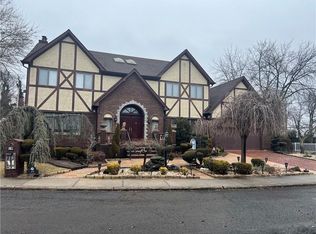 19 Luna Cir, Staten Island, NY 10312