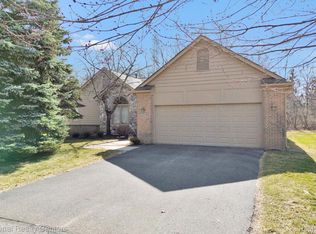 5059 Pheasant Cv, West Bloomfield, MI 48323