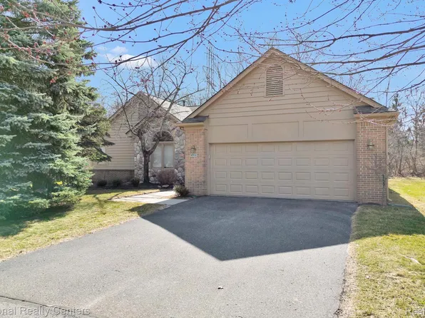 5059 Pheasant Cv, West Bloomfield, MI 48323