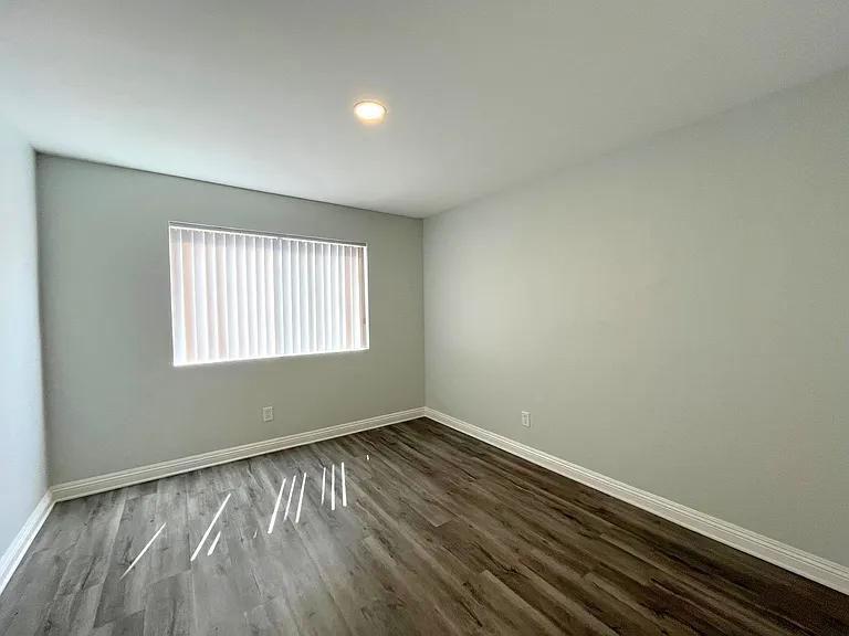 226 South Serrano — Photo 47