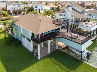 1231 Maui Dr, Tiki Island, TX 77554