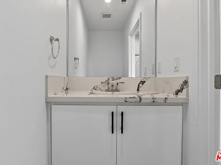 11444 Oxnard St #1/2 — Photo 17