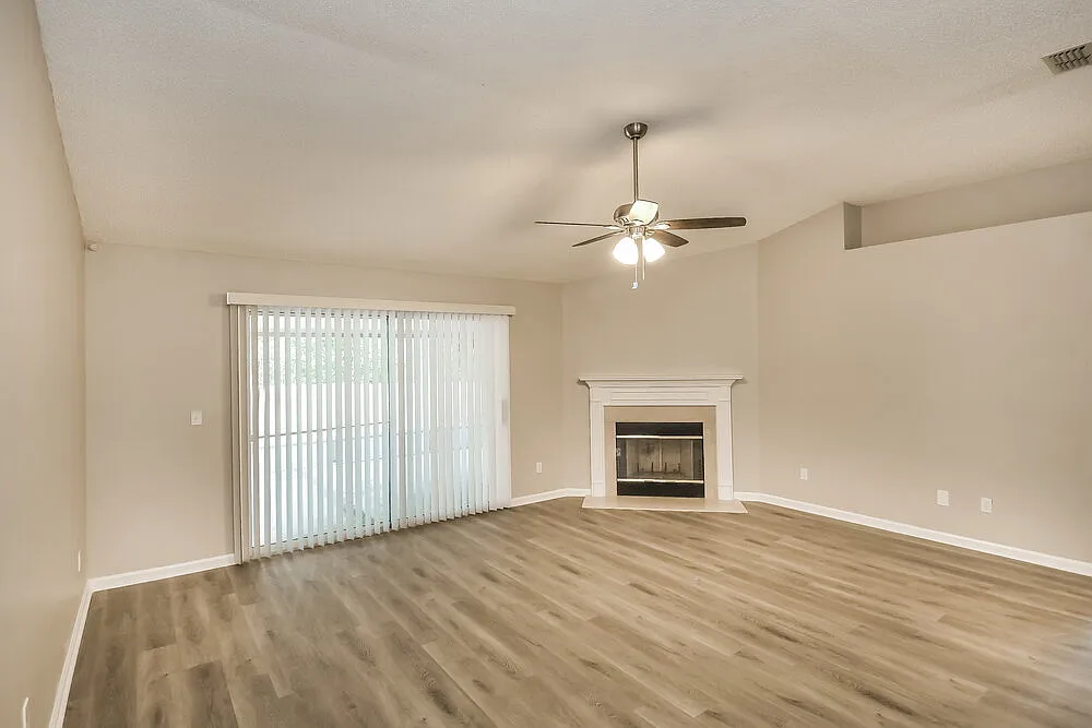 3 bed, 2.0 bath, 1889 sqft, $3,210 — Photo 3