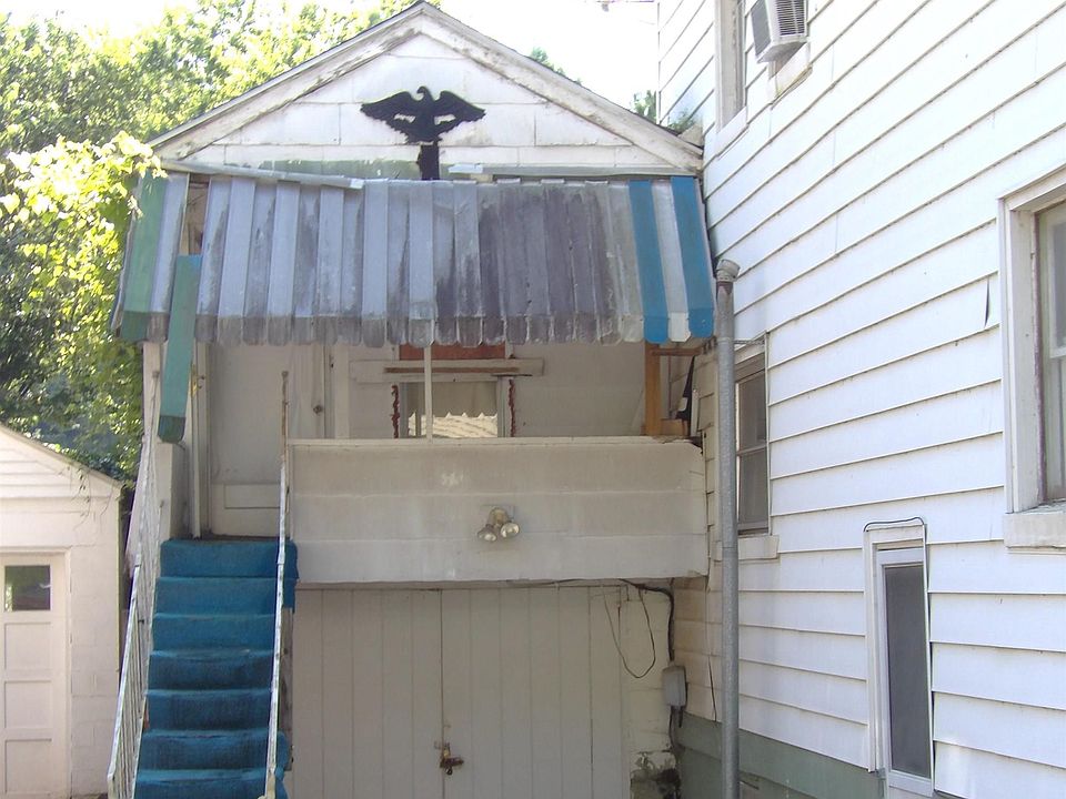 2nd image of 869 Terrace Ave