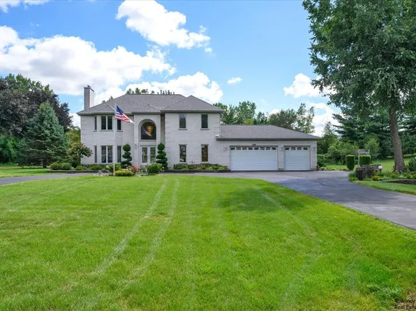 1185 Robinhood Dr, Elgin, IL 60120