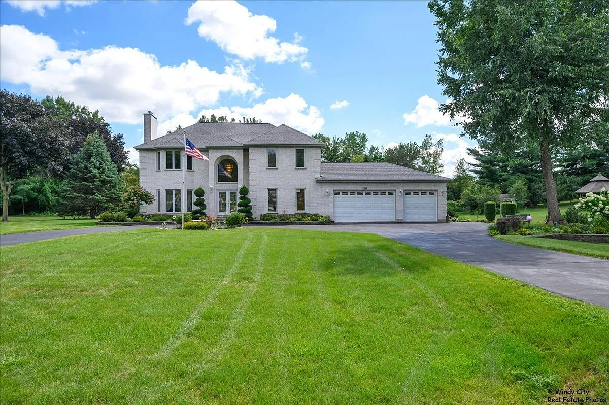 1185 Robinhood Dr photo 1