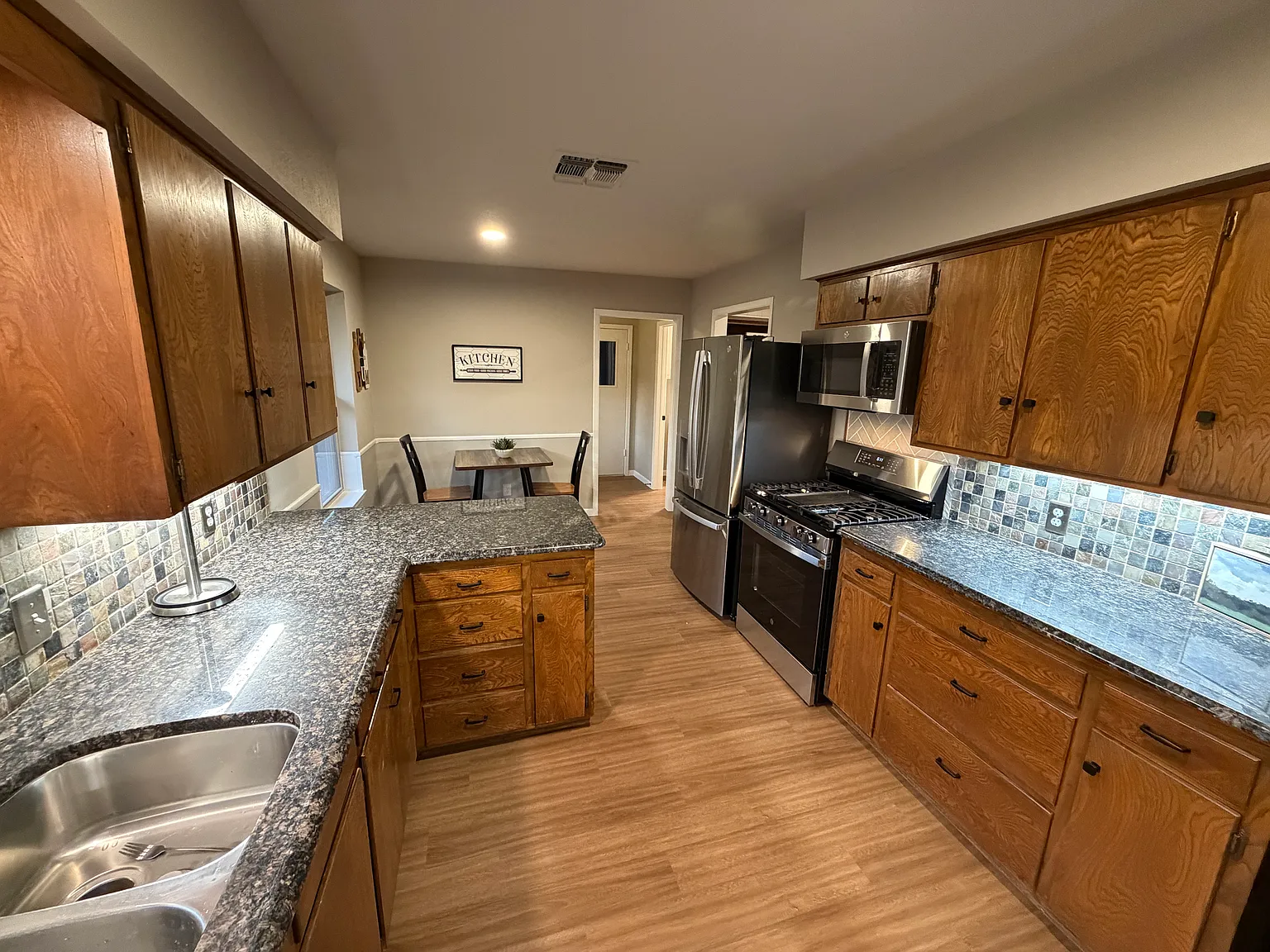 6 bed, 2258 sqft, $895 — Photo 3