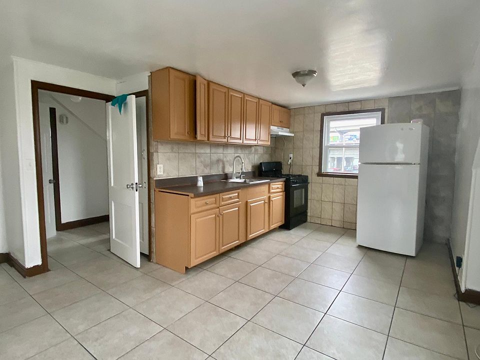 1st image of 523 Oak St Floor 2