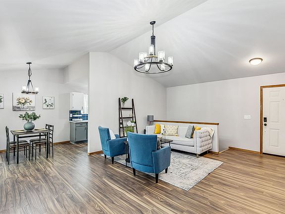 4th image of 260 W Village Lake Dr