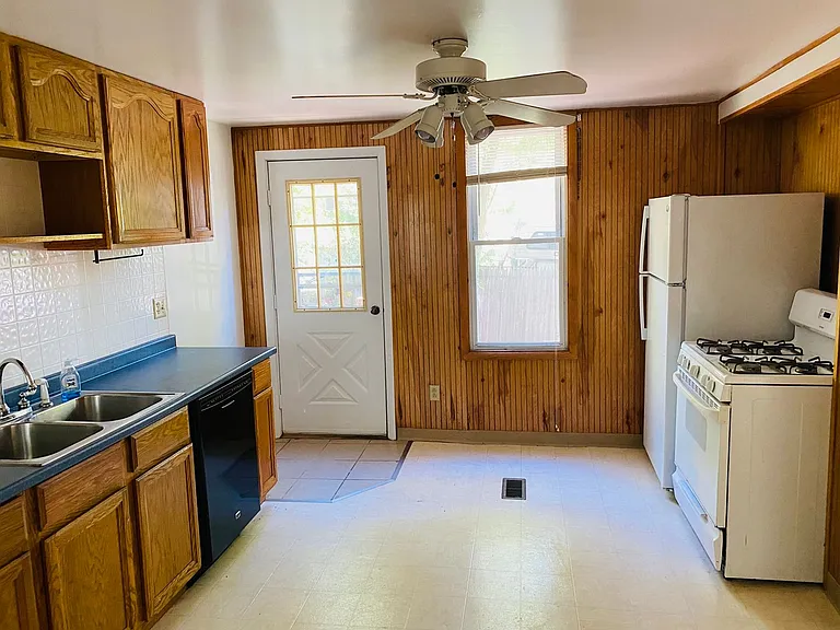 188 Florida Ave — Photo 9