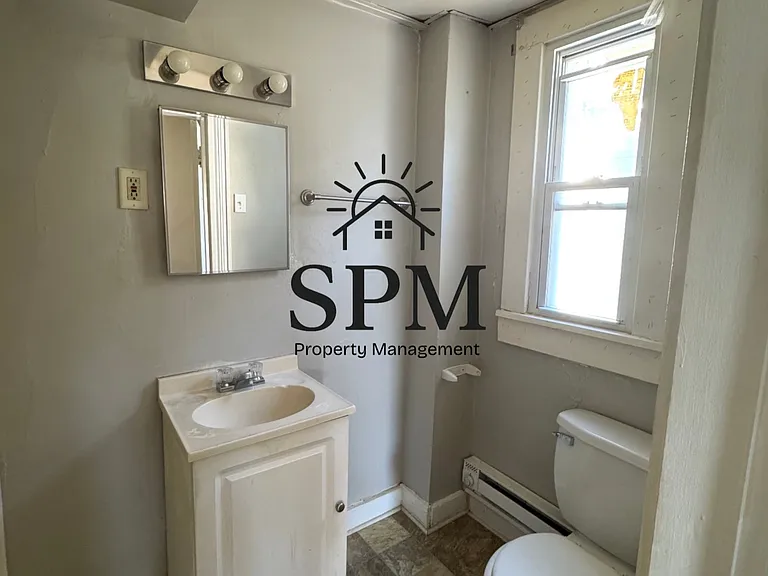 1517 Franklin Ave — Photo 3