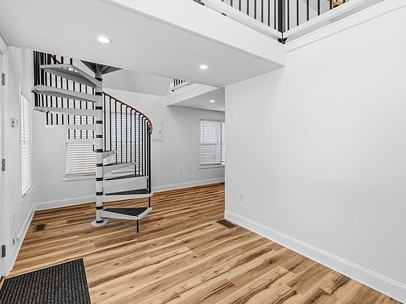 3rd image of 8 Cottage St