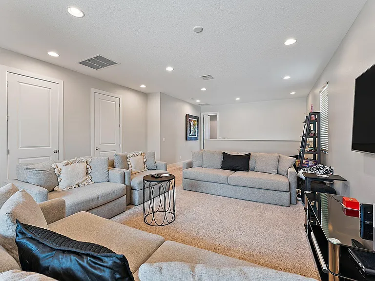 1077 Faulkner Ter — Photo 33