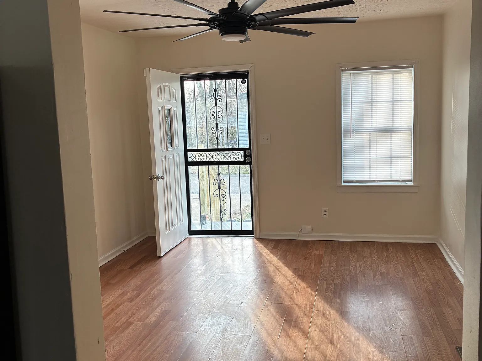 4 bed, 1500 sqft, $1,500 — Photo 2