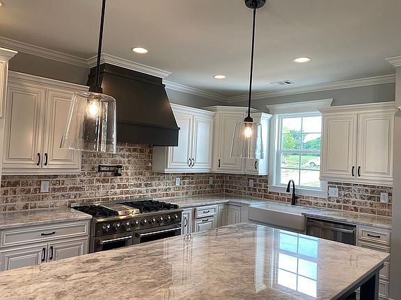 2nd image of 636 Bayberry Dr