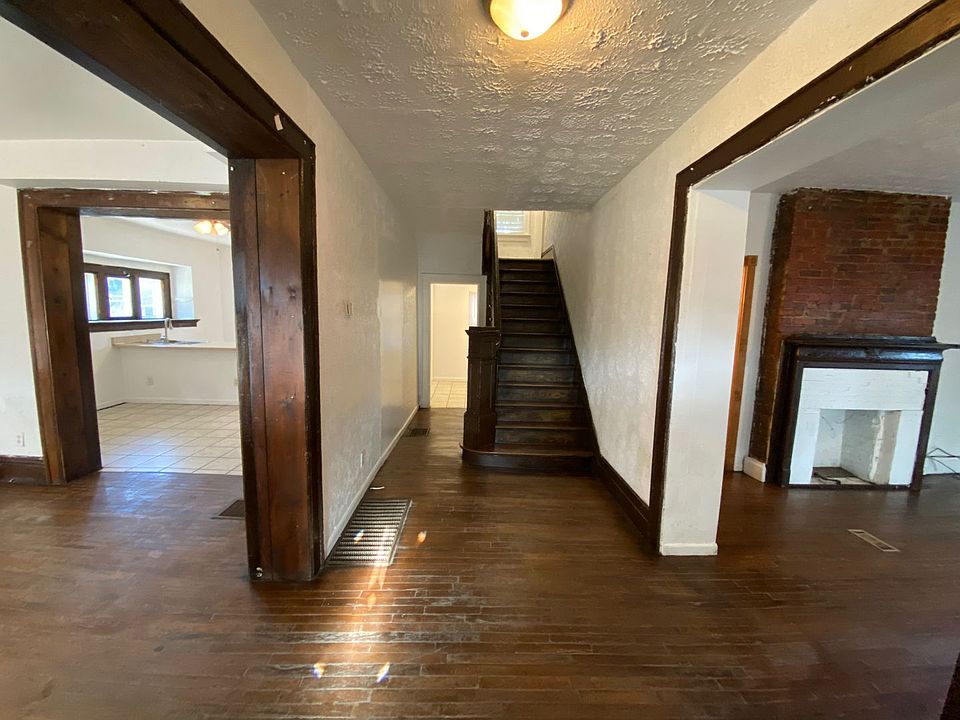 1st image of 1929 Summit St