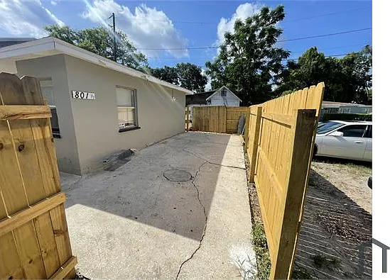 801 1/2 E Saint Clair St — Photo 17