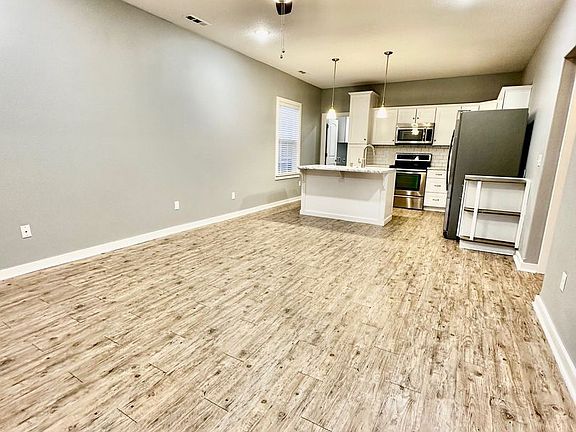 3rd image of 715 W 2nd St