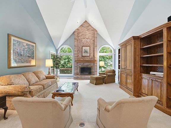 5th image of 3724 Capilano Dr