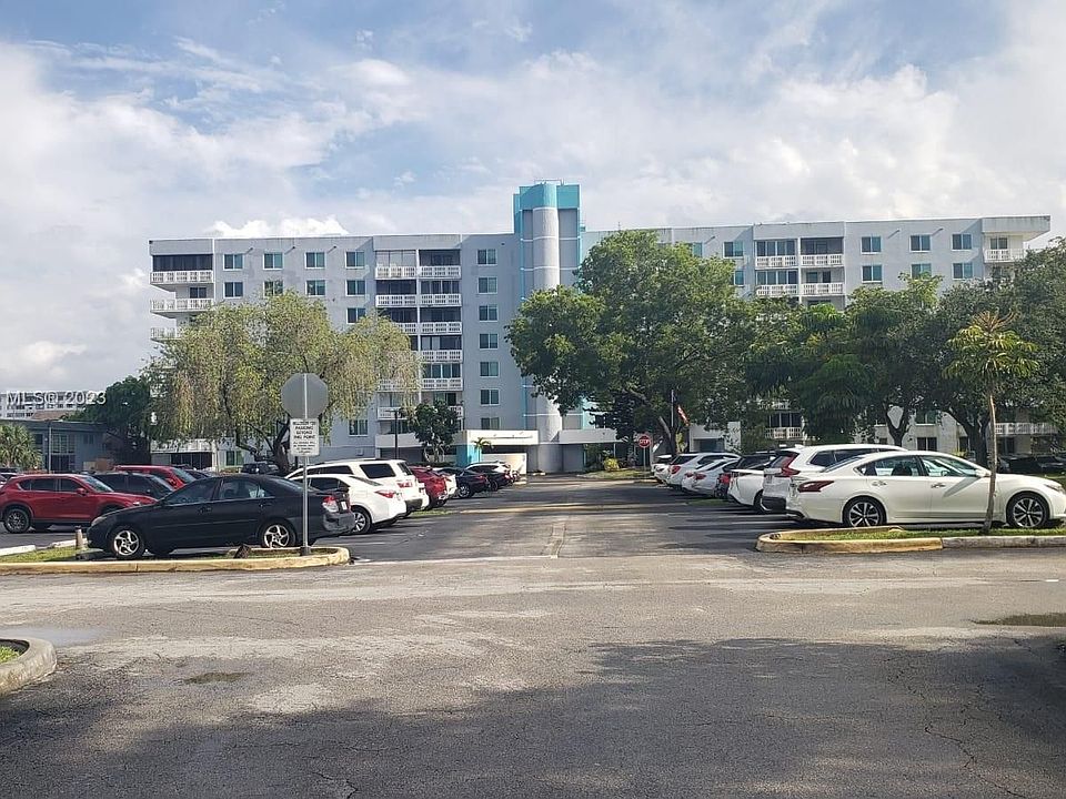 1st image of 919 Hillcrest Dr APT 301