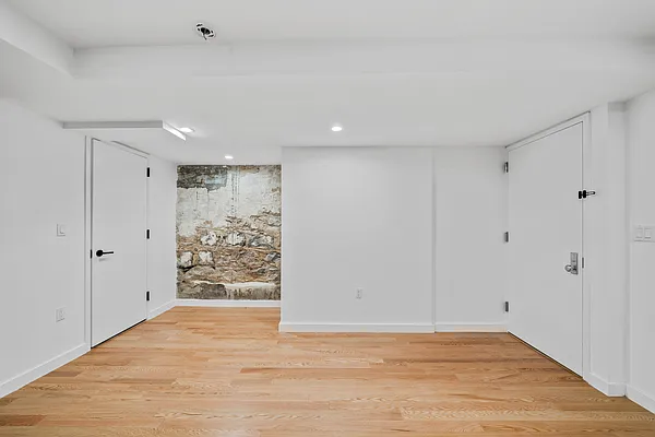 Rented by Charney Real Estate LLC | media 21