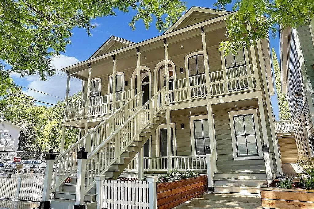 2 bed, 740 sqft, $2,050 — Photo 1