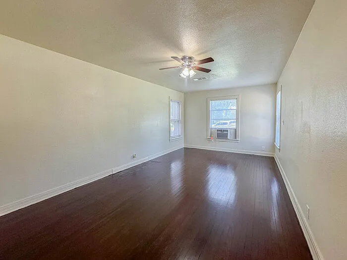 1916 Houston Pl — Photo 3
