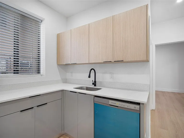 629 SW 10th Ave #6 — Photo 5
