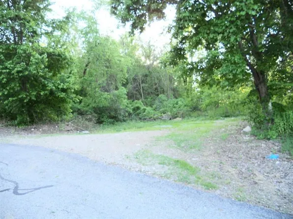 Shutterly St, California, PA 15419