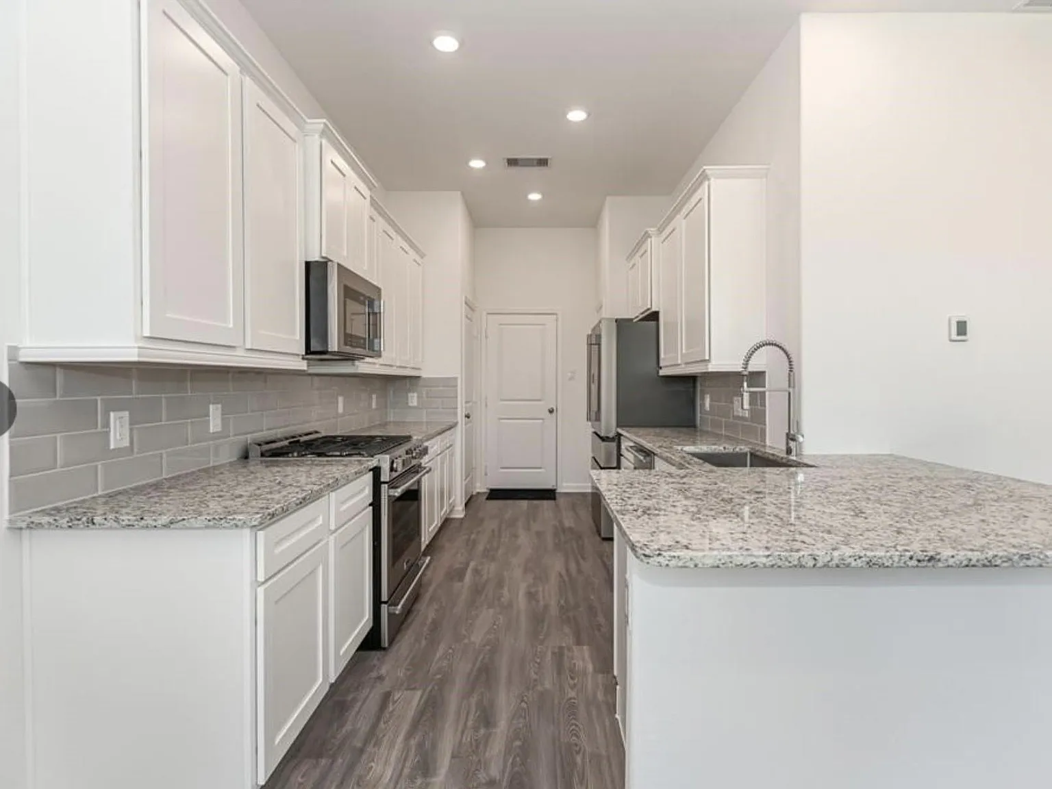 3 bed, 2.5 bath, 1897 sqft, $2,400 — Photo 3